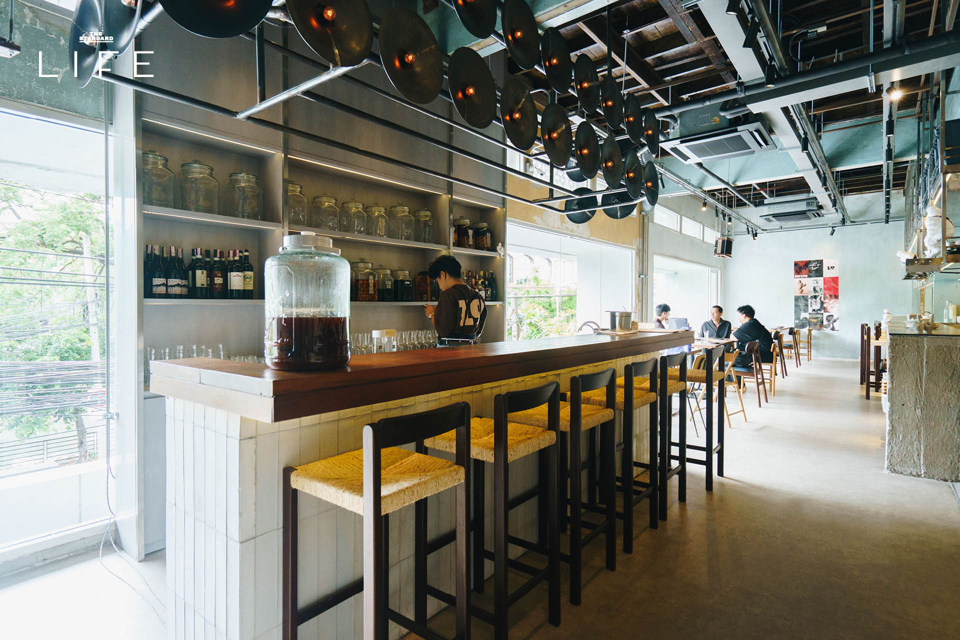 บรรยากาศร้าน SIPLOR แคชชวลไดนิง พร้อมอาหารที่หยิบกินด้วยมือและค็อกเทล 6