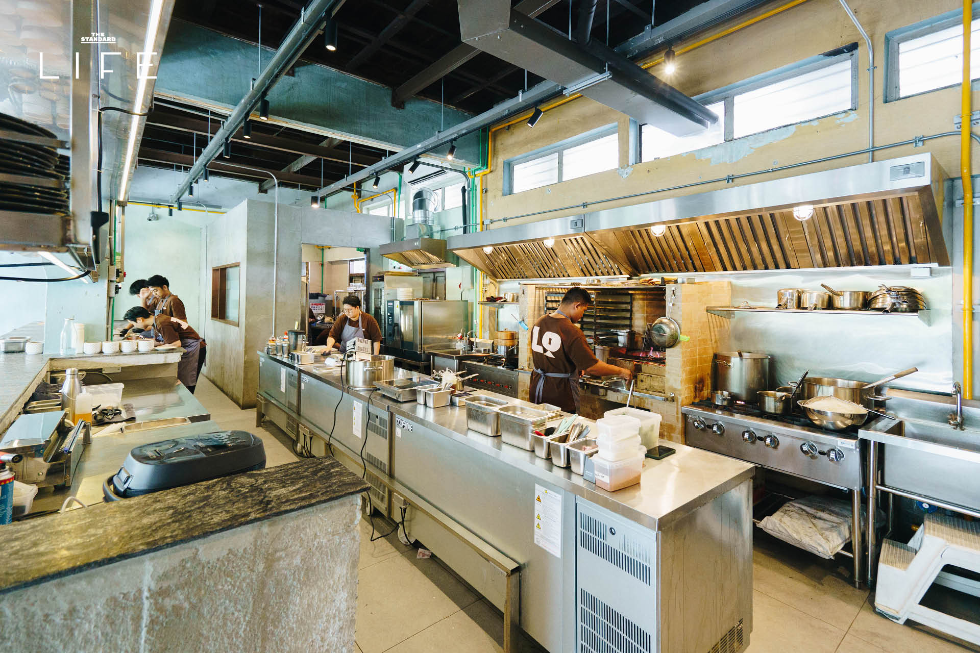 บรรยากาศร้าน SIPLOR แคชชวลไดนิง พร้อมอาหารที่หยิบกินด้วยมือและค็อกเทล 7