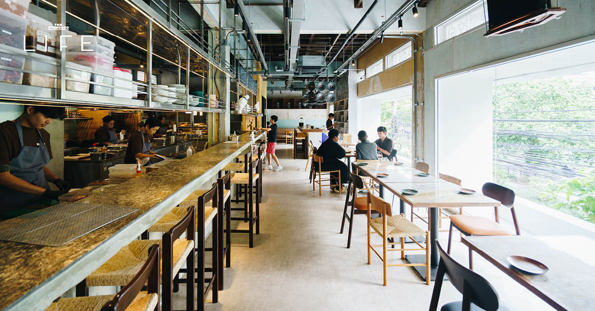 บรรยากาศร้าน SIPLOR แคชชวลไดนิง พร้อมอาหารที่หยิบกินด้วยมือและค็อกเทล