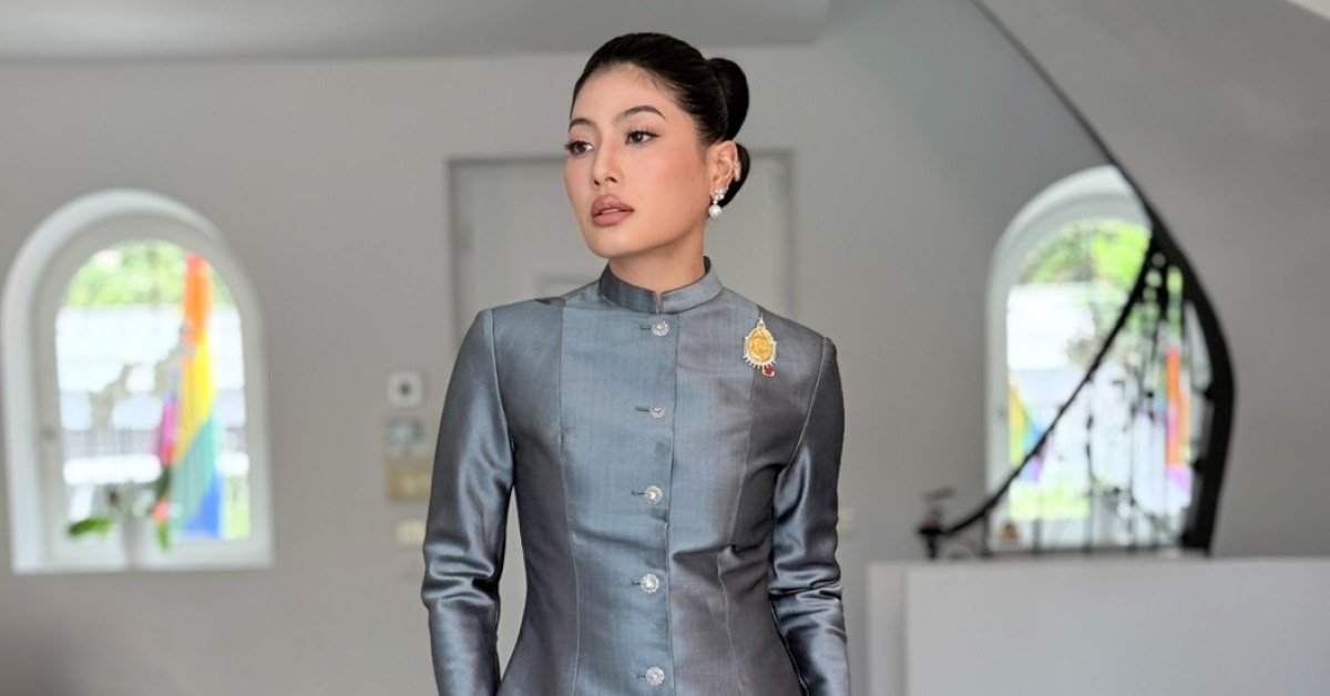 สมเด็จพระเจ้าลูกเธอ เจ้าฟ้าสิริวัณณวรี นารีรัตนราชกัญญา ทรงฉลองพระองค์ชุดไทยอมรินทร์ เสด็จร่วมรัฐพิธีต้อนรับ ณ กรุงปารีส