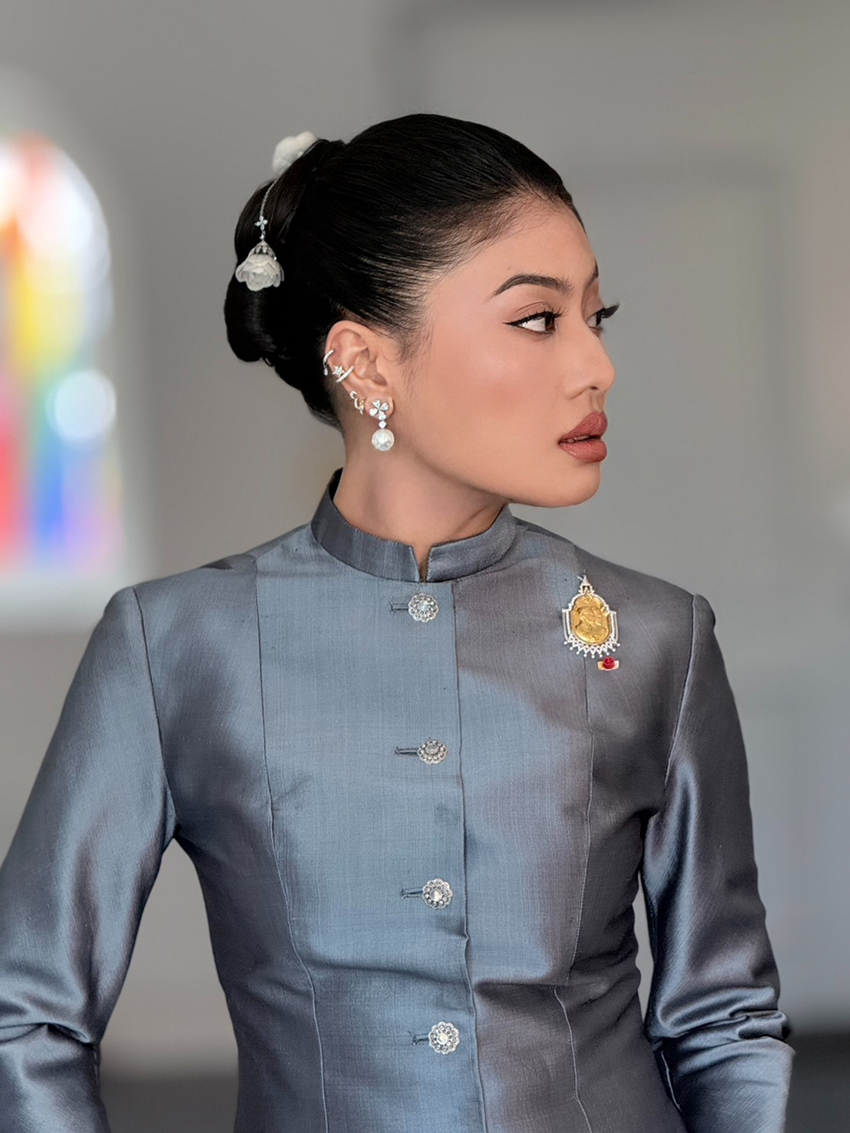 สมเด็จพระเจ้าลูกเธอ เจ้าฟ้าสิริวัณณวรี นารีรัตนราชกัญญา ทรงฉลองพระองค์ชุดไทยอมรินทร์ เสด็จร่วมรัฐพิธีต้อนรับ ณ กรุงปารีส 4