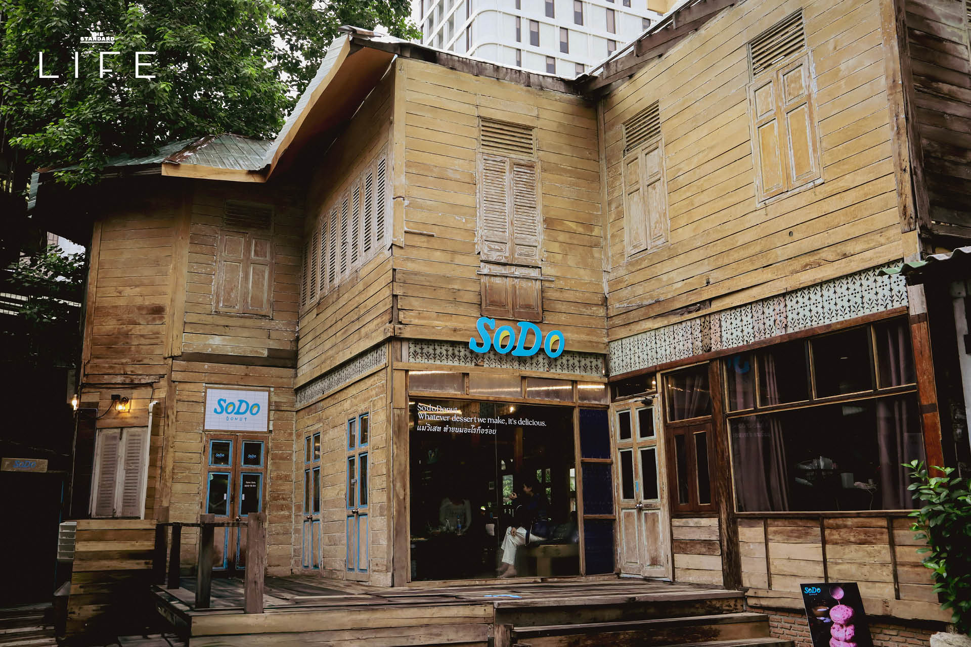 ภาพโดนัทโฮมเมด SODO Donut ที่ทำจากวัตถุดิบท้องถิ่น วางเรียงบนโต๊ะอย่างสวยงาม 1