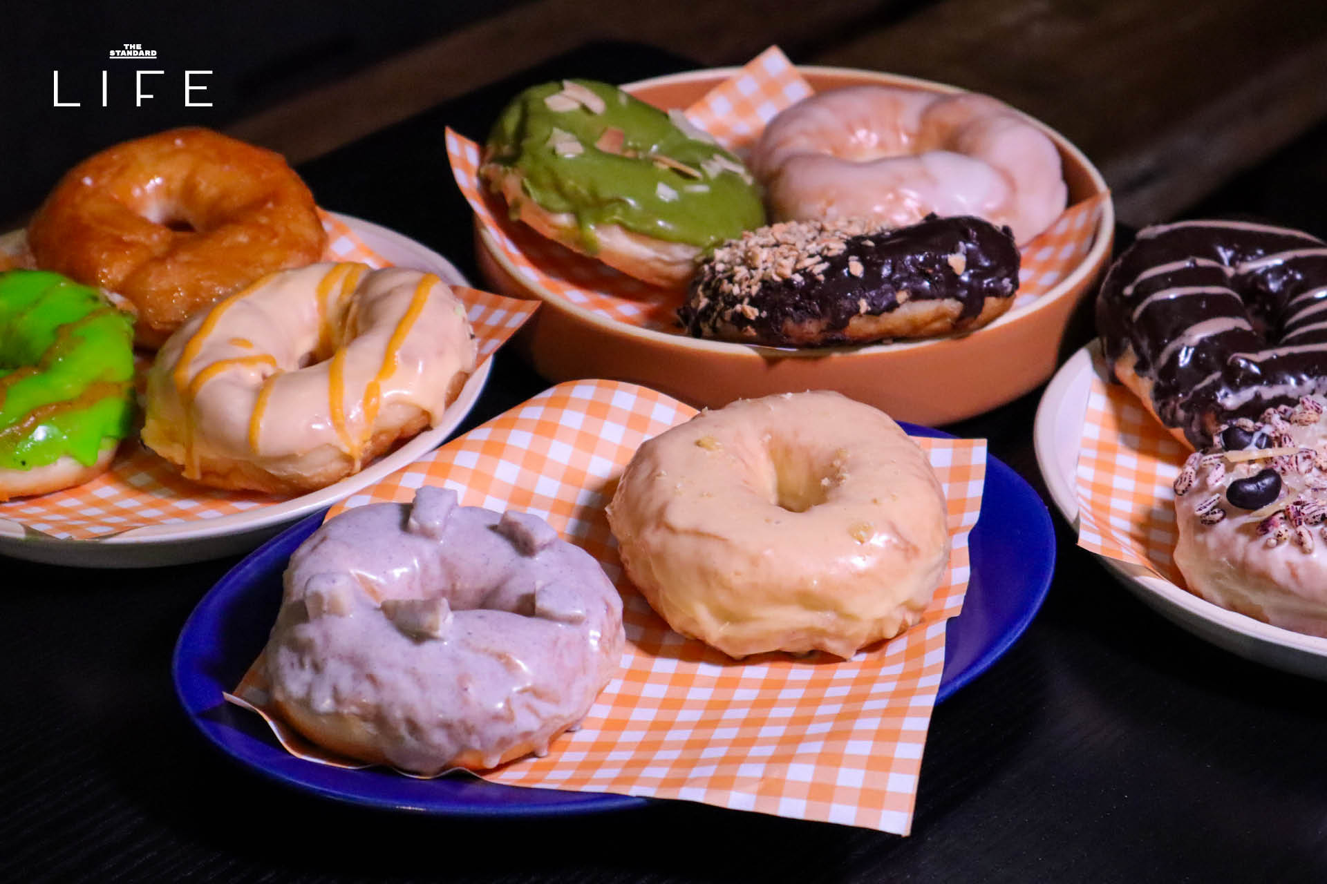 ภาพโดนัทโฮมเมด SODO Donut ที่ทำจากวัตถุดิบท้องถิ่น วางเรียงบนโต๊ะอย่างสวยงาม 11