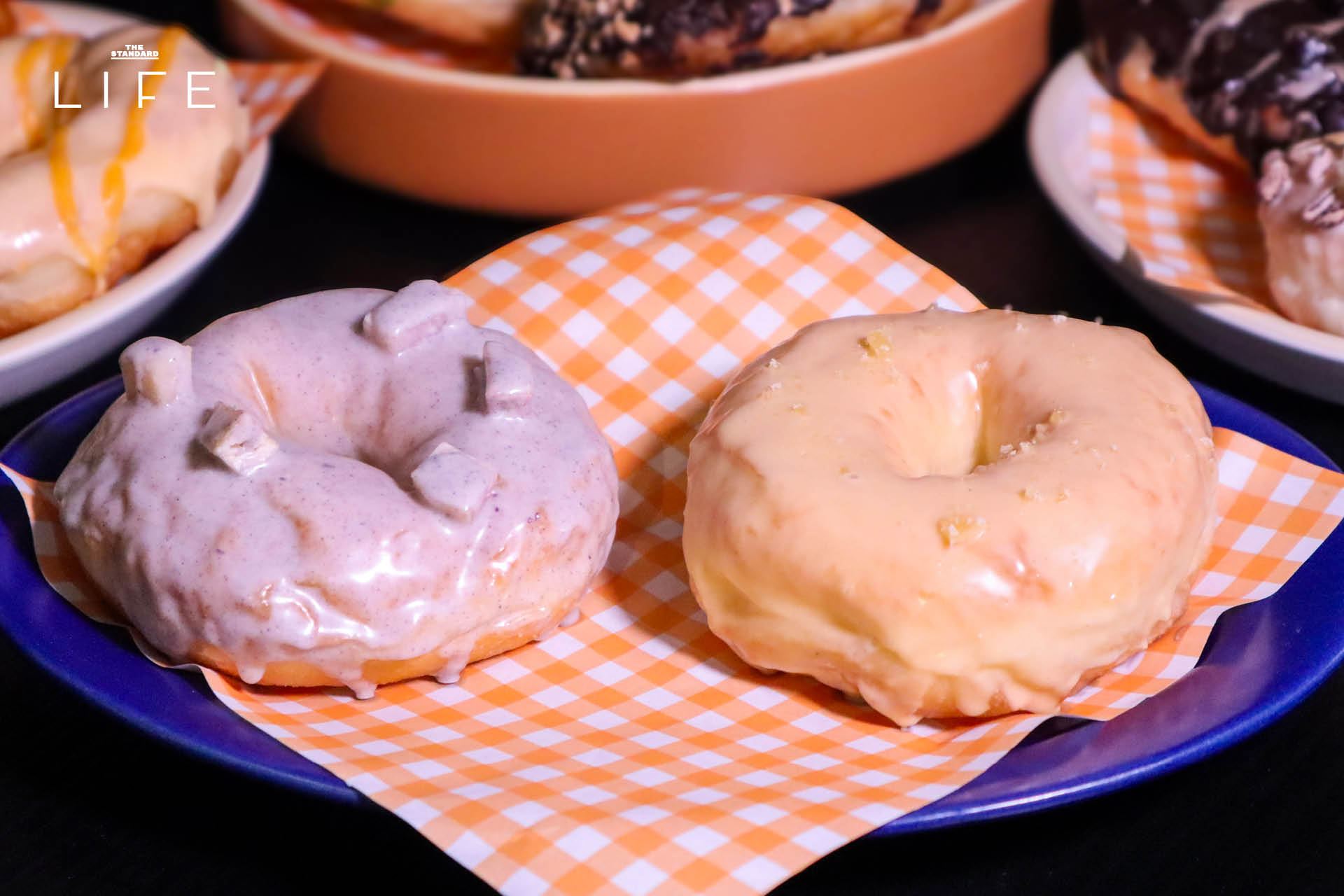 ภาพโดนัทโฮมเมด SODO Donut ที่ทำจากวัตถุดิบท้องถิ่น วางเรียงบนโต๊ะอย่างสวยงาม 13