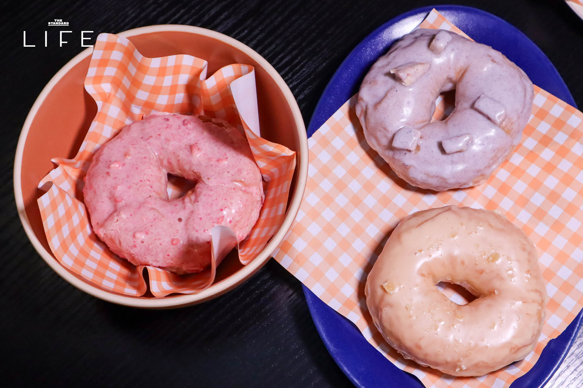 ภาพโดนัทโฮมเมด SODO Donut ที่ทำจากวัตถุดิบท้องถิ่น วางเรียงบนโต๊ะอย่างสวยงาม 15