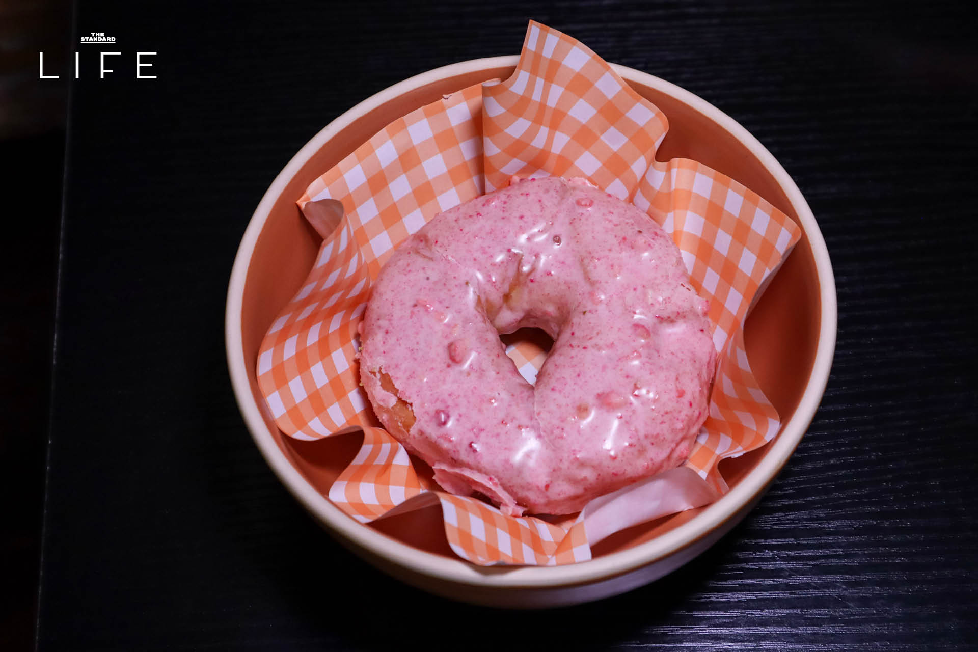 ภาพโดนัทโฮมเมด SODO Donut ที่ทำจากวัตถุดิบท้องถิ่น วางเรียงบนโต๊ะอย่างสวยงาม 17