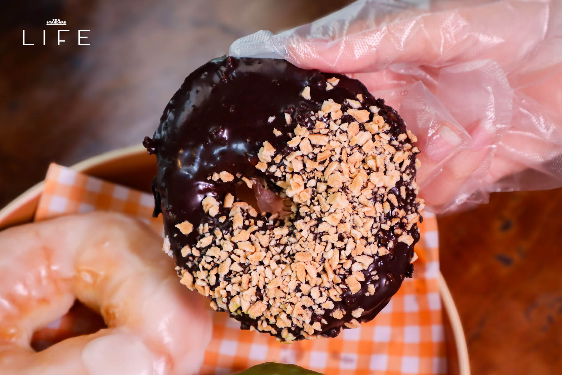 ภาพโดนัทโฮมเมด SODO Donut ที่ทำจากวัตถุดิบท้องถิ่น วางเรียงบนโต๊ะอย่างสวยงาม 18