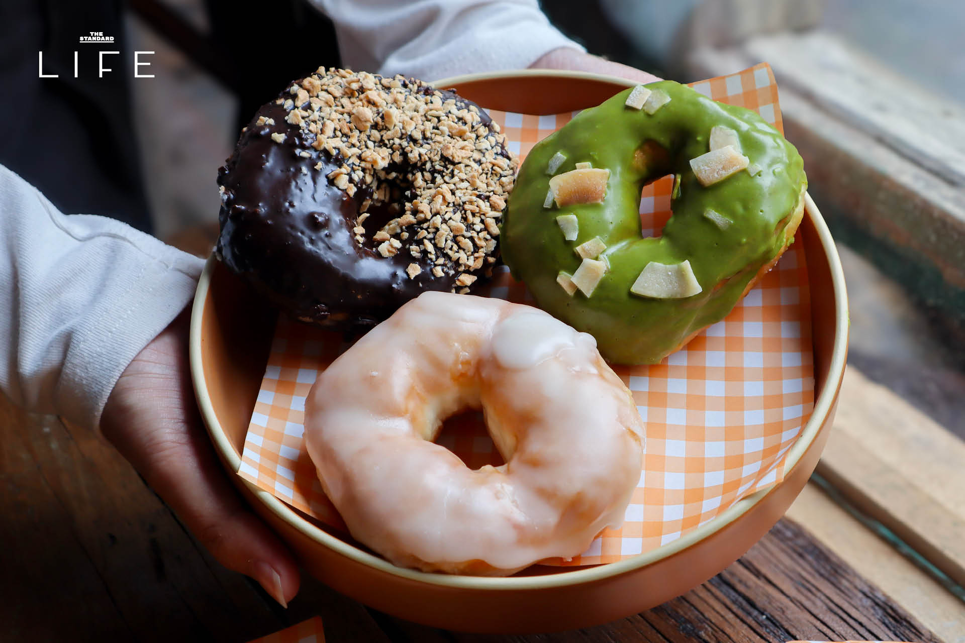 ภาพโดนัทโฮมเมด SODO Donut ที่ทำจากวัตถุดิบท้องถิ่น วางเรียงบนโต๊ะอย่างสวยงาม 19