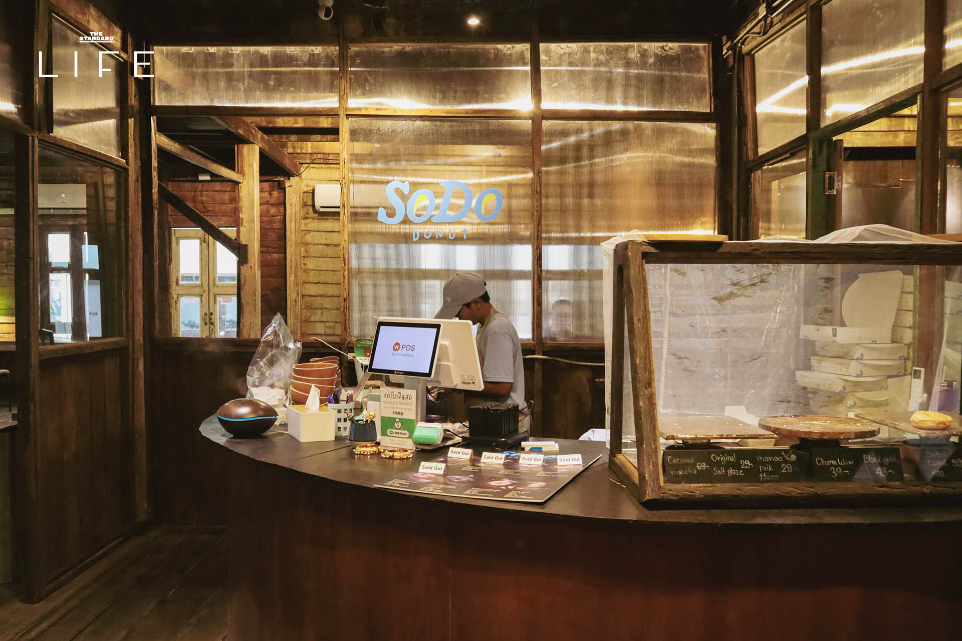 ภาพโดนัทโฮมเมด SODO Donut ที่ทำจากวัตถุดิบท้องถิ่น วางเรียงบนโต๊ะอย่างสวยงาม 2