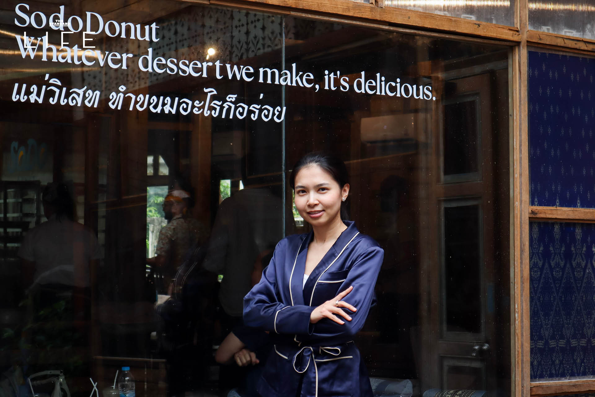 ภาพโดนัทโฮมเมด SODO Donut ที่ทำจากวัตถุดิบท้องถิ่น วางเรียงบนโต๊ะอย่างสวยงาม 3