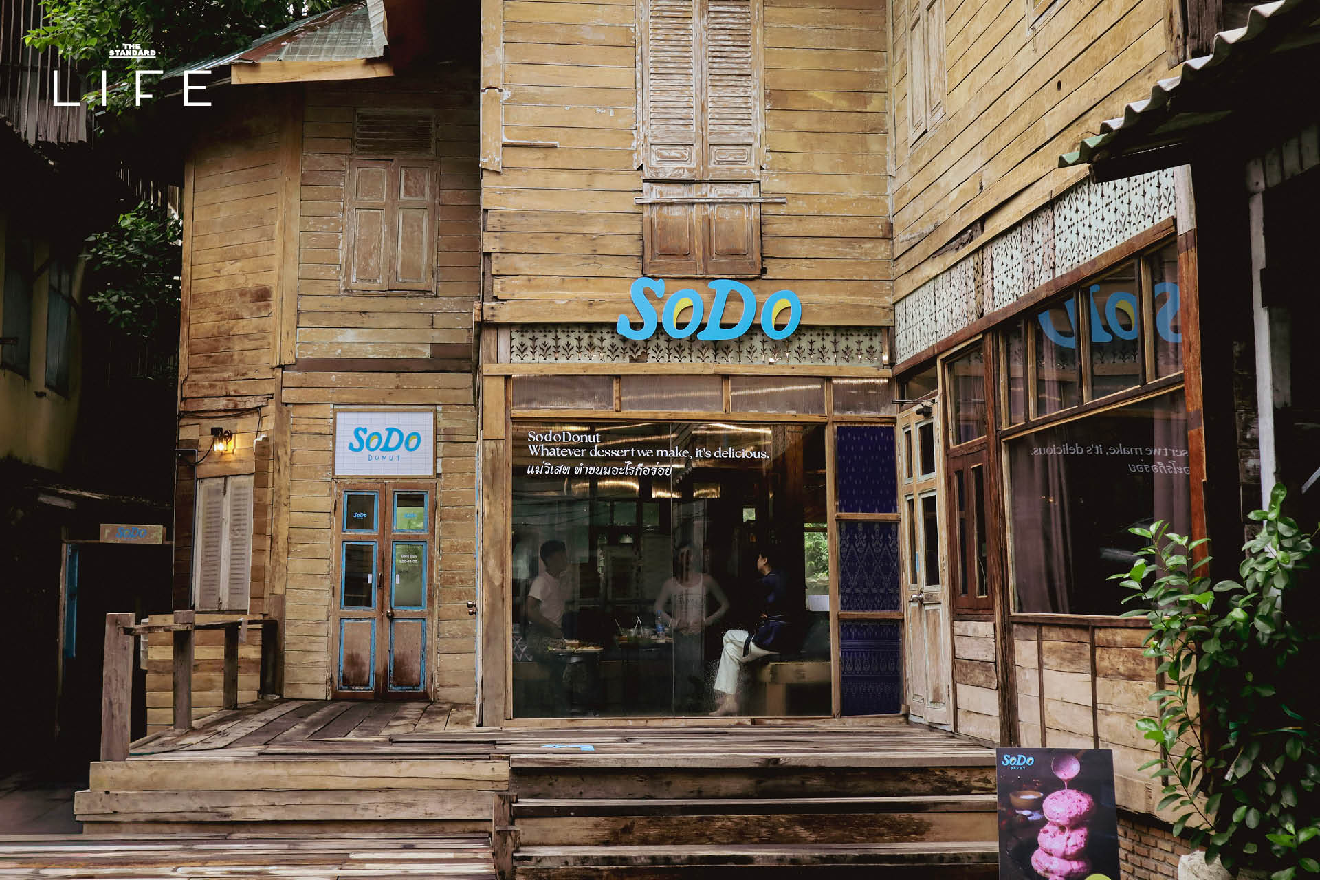 ภาพโดนัทโฮมเมด SODO Donut ที่ทำจากวัตถุดิบท้องถิ่น วางเรียงบนโต๊ะอย่างสวยงาม 5