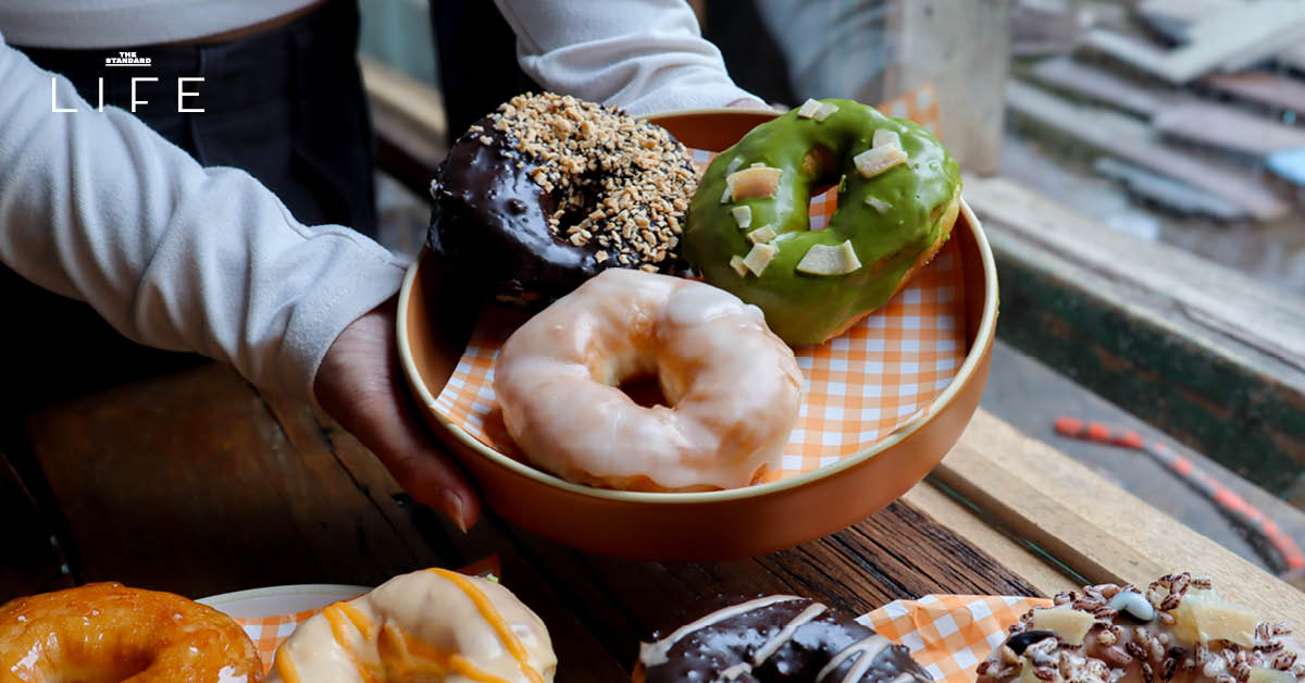 ภาพโดนัทโฮมเมด SODO Donut ที่ทำจากวัตถุดิบท้องถิ่น วางเรียงบนโต๊ะอย่างสวยงาม