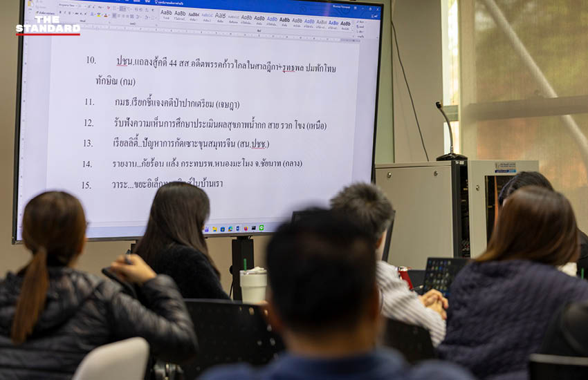ภาพ 'สมเกียรติ จันทรสีมา' ผู้อำนวยการสำนักข่าว Thai PBS ขณะให้สัมภาษณ์ถึงวิสัยทัศน์และภารกิจสื่อสาธารณะ 2