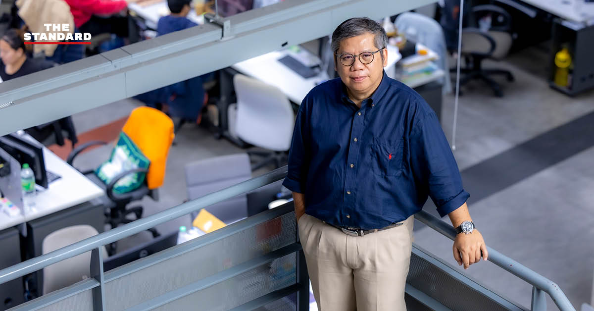 ภาพ 'สมเกียรติ จันทรสีมา' ผู้อำนวยการสำนักข่าว Thai PBS ขณะให้สัมภาษณ์ถึงวิสัยทัศน์และภารกิจสื่อสาธารณะ