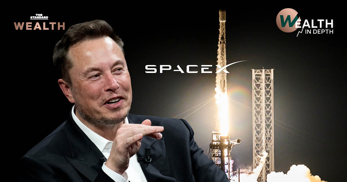 อีลอน มัสก์ ยืนอยู่หน้าจรวด SpaceX พร้อมข้อความเกี่ยวกับหุ้น SpaceX และคำถามเรื่องแชร์ลูกโซ่