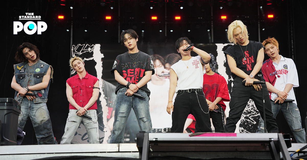 สมาชิกวง Stray Kids กำลังแสดงบนเวทีในงาน Governors Ball Music Festival