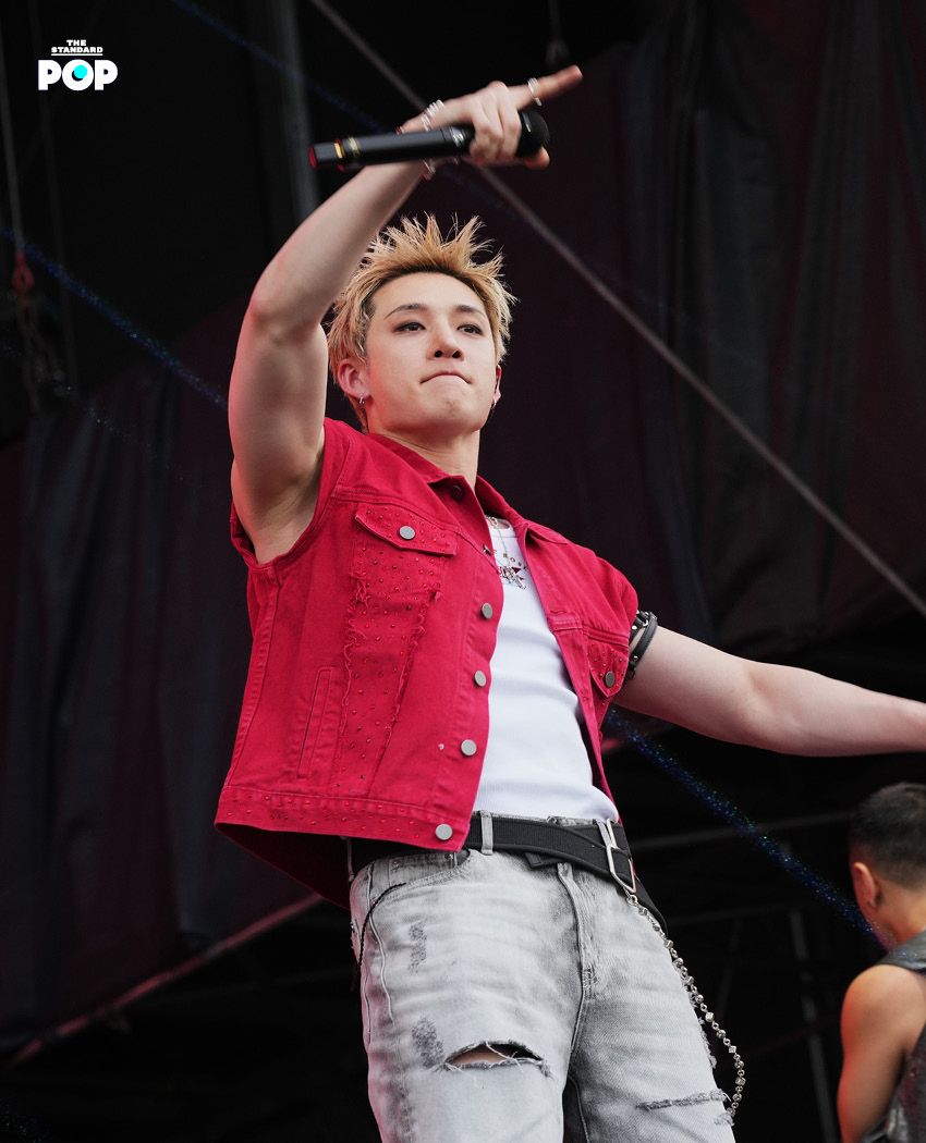 สมาชิกวง Stray Kids กำลังแสดงบนเวทีในงาน Governors Ball Music Festival 1