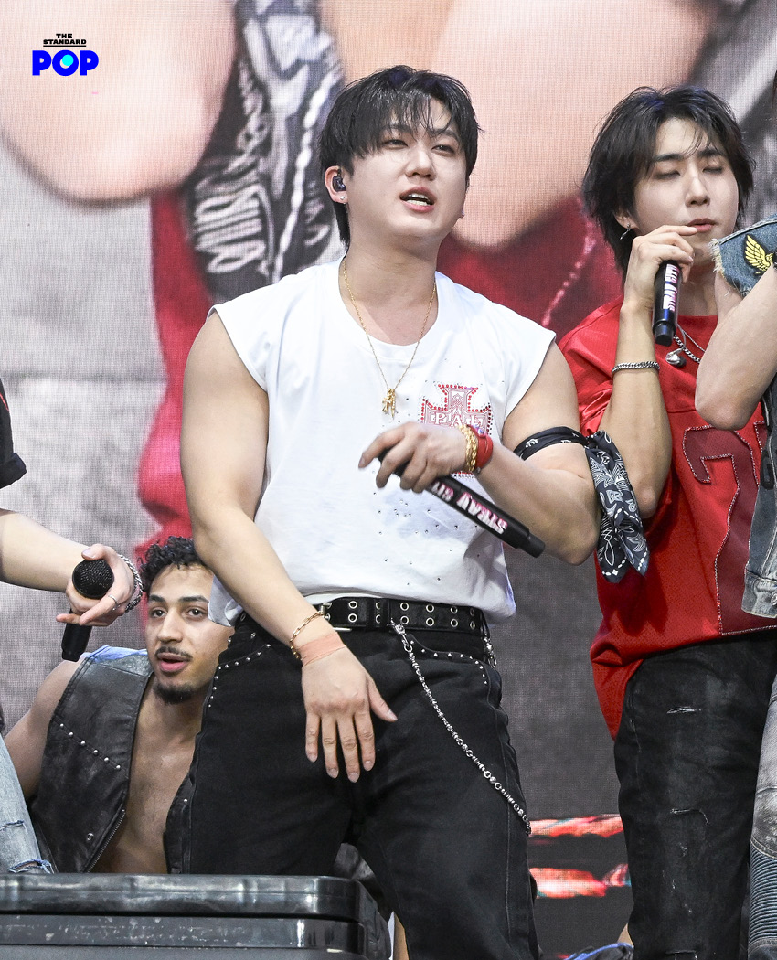 สมาชิกวง Stray Kids กำลังแสดงบนเวทีในงาน Governors Ball Music Festival 7