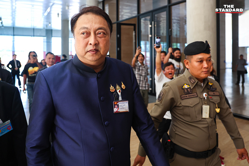 สุชาติ ชมกลิ่น รมว.ทส. รับหนังสือจากชาวบ้านทับลานที่รัฐสภา 1