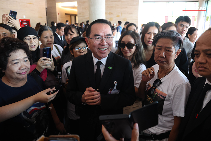 สุชาติ ชมกลิ่น รมว.ทส. รับหนังสือจากชาวบ้านทับลานที่รัฐสภา 5