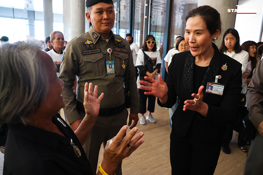 สุชาติ ชมกลิ่น รมว.ทส. รับหนังสือจากชาวบ้านทับลานที่รัฐสภา 7