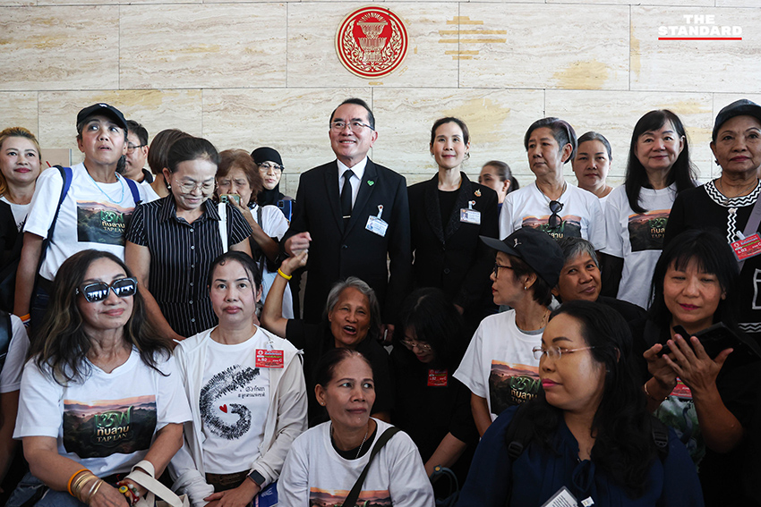 สุชาติ ชมกลิ่น รมว.ทส. รับหนังสือจากชาวบ้านทับลานที่รัฐสภา 8