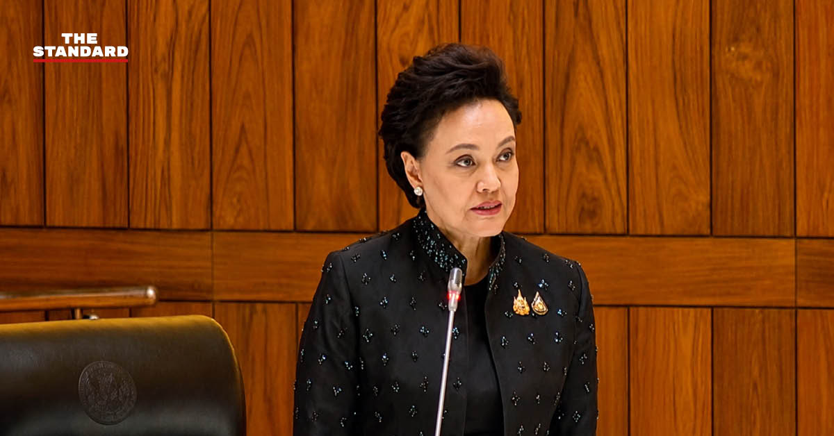 ศุภจี สุธรรมพันธุ์ รองนายกรัฐมนตรีและรัฐมนตรีว่าการกระทรวงพาณิชย์กำลังชี้แจงในสภาผู้แทนราษฎร