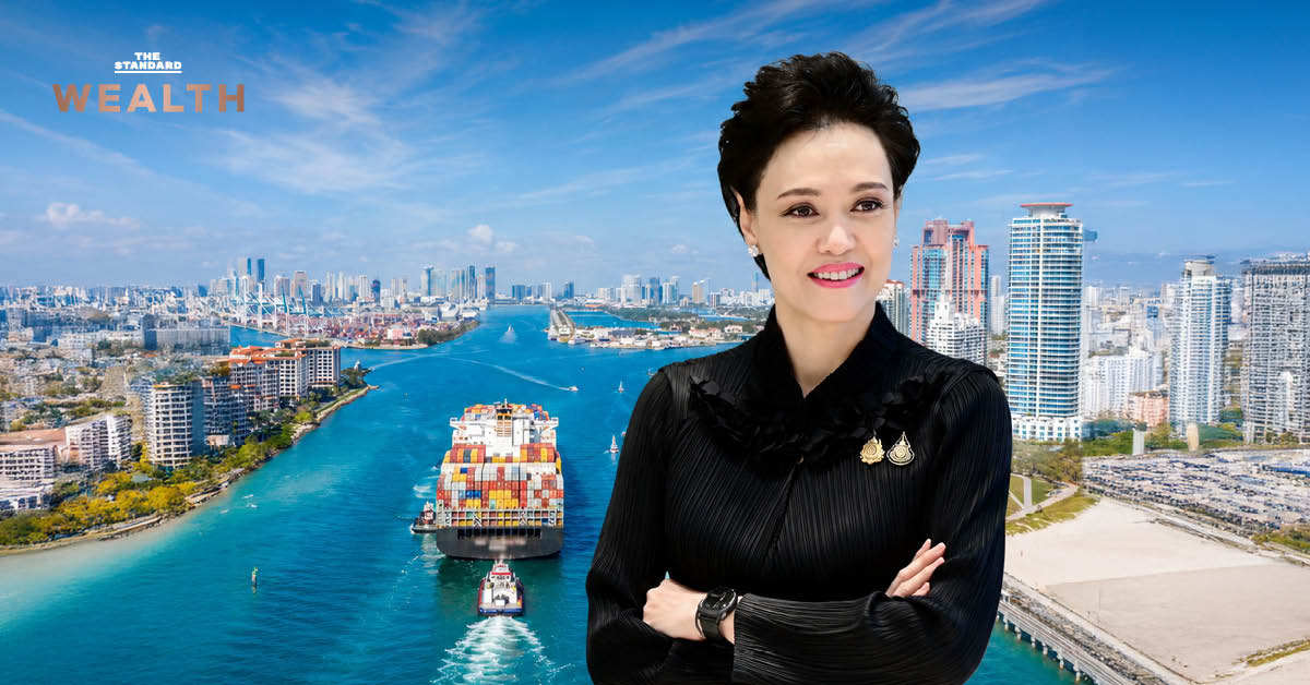 เรือคอนเทนเนอร์ขนาดใหญ่กำลังเข้าเทียบท่าเรือ