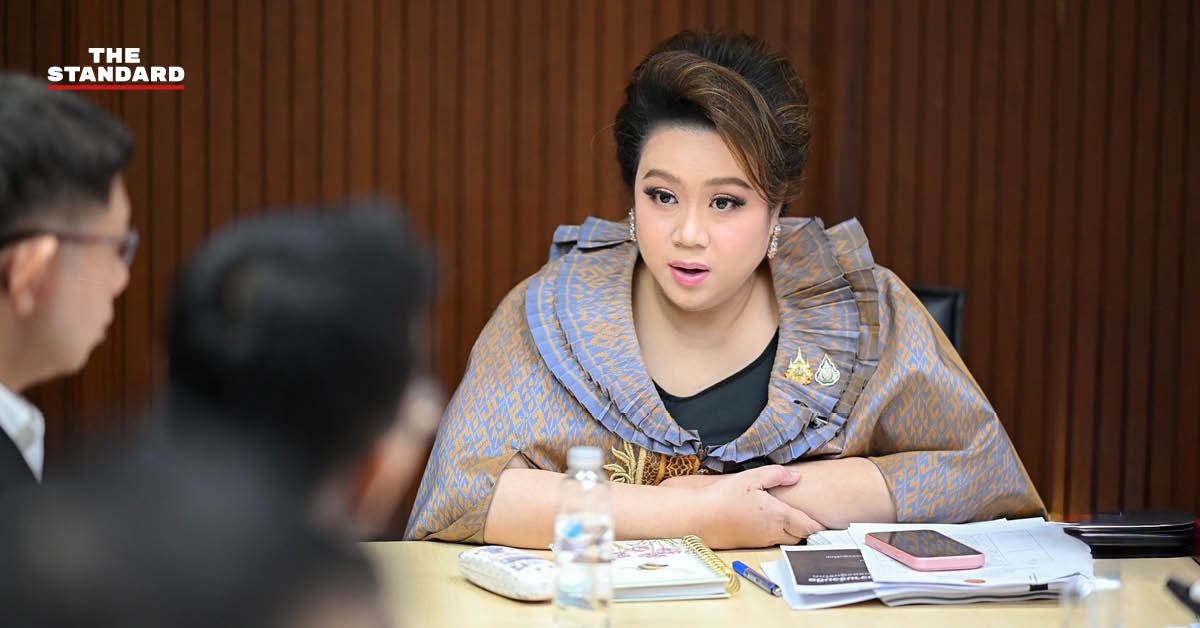 ศุภมาส อิศรภักดี รัฐมนตรีประจำสำนักนายกรัฐมนตรี กำลังกล่าวในที่ประชุม