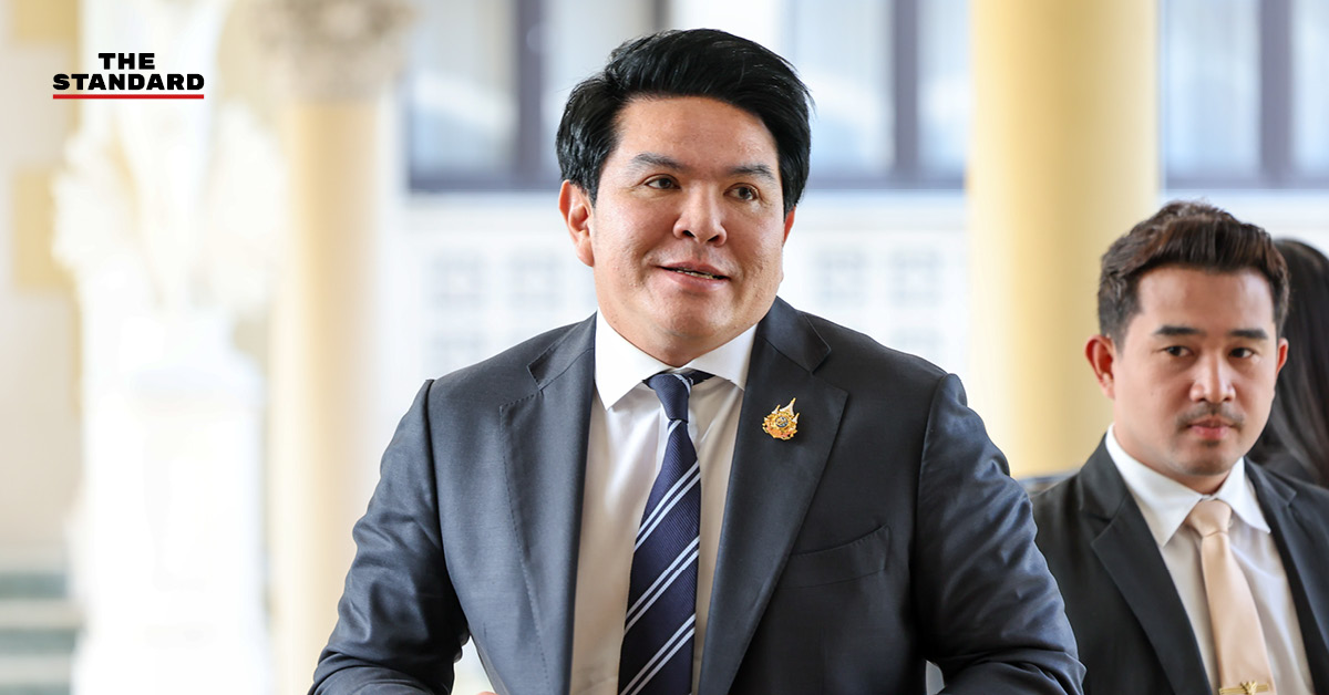 สุรศักดิ์ พันธ์เจริญวรกุล รัฐมนตรีว่าการกระทรวงการท่องเที่ยวและกีฬา ให้สัมภาษณ์สื่อมวลชน