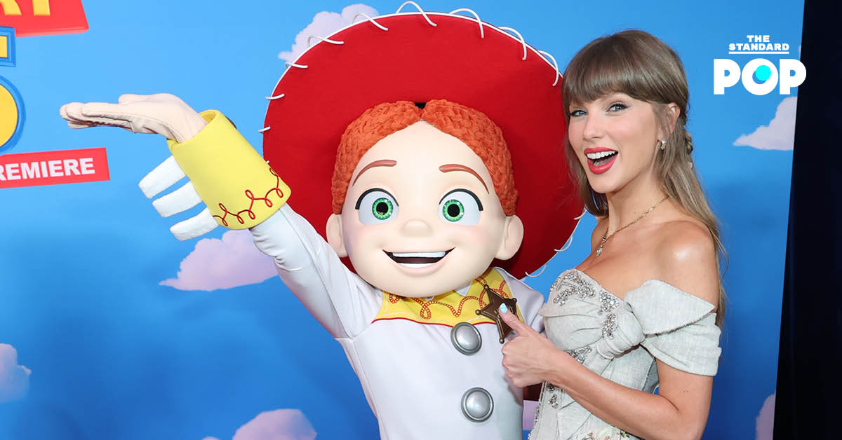 Taylor Swift ในชุดเดรส Erdem บนพรมแดงงานพรีเมียร์ Toy Story 5