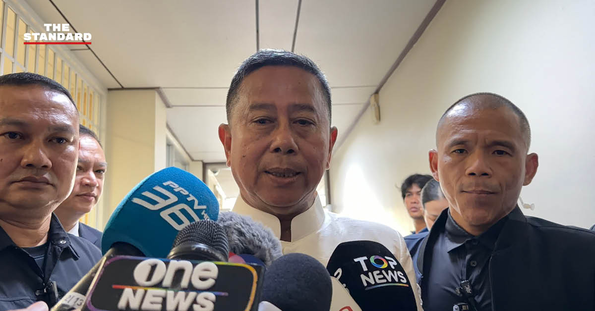 พล.ท. อดุลย์ บุญธรรมเจริญ รัฐมนตรีว่าการกระทรวงกลาโหม ให้สัมภาษณ์สื่อมวลชน