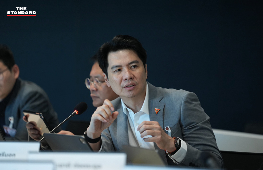 สมาชิกพรรคประชาชนแถลงข่าวพร้อมแสดงหลักฐานโครงการ TH-AI Passport ส่อทุจริต 2