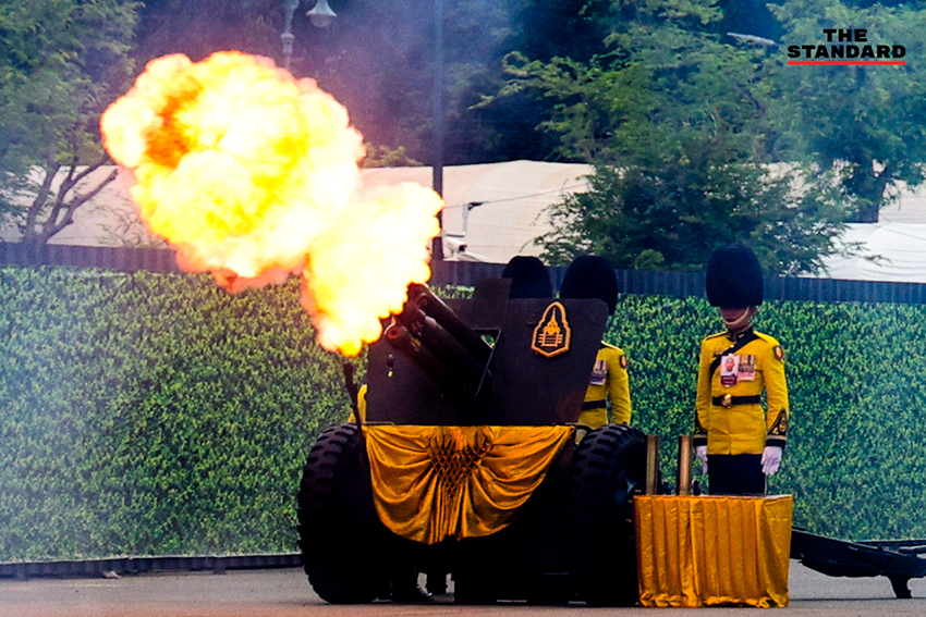 ทหารยิงปืนใหญ่เฉลิมพระเกียรติสมเด็จพระนางเจ้าฯ พระบรมราชินี ณ ท้องสนามหลวง 5