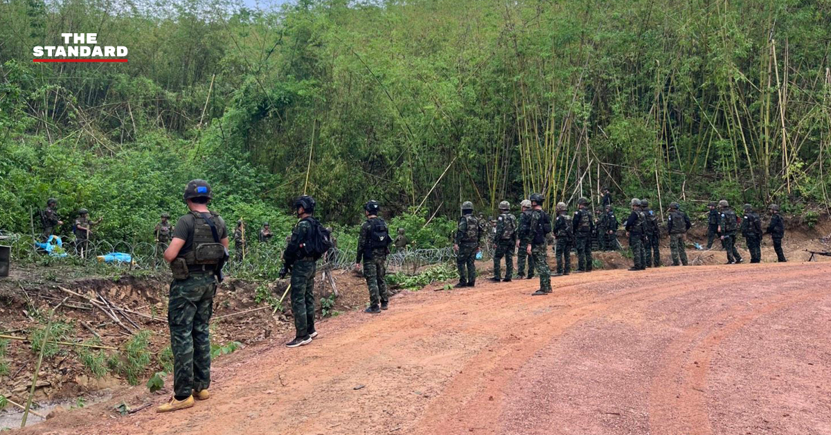 ภาพทหารไทยกำลังวางลวดหนามบริเวณชายแดนช่องบก โดยมีทหารกัมพูชาเข้ามาขัดขวาง