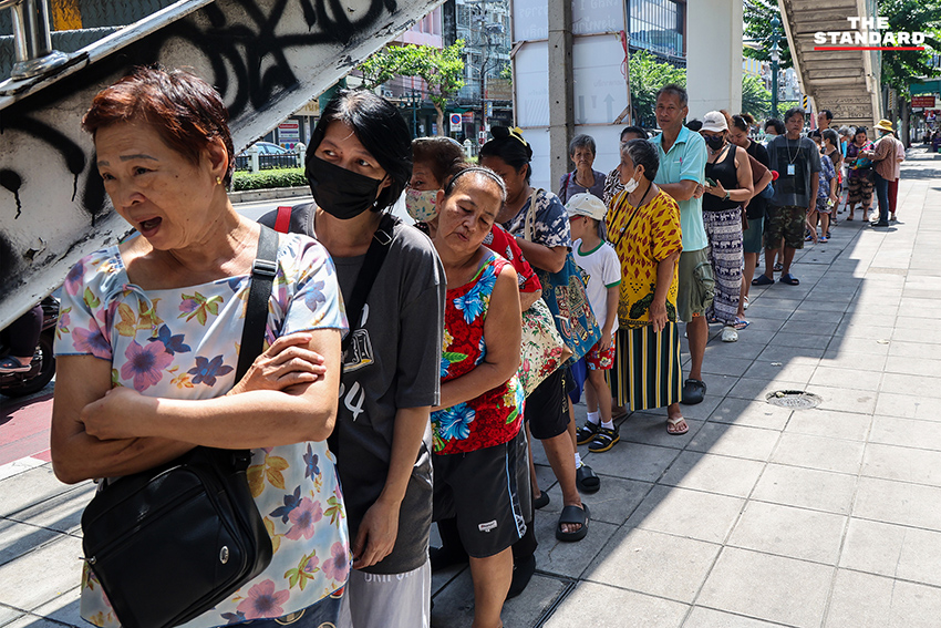 ประชาชนต่อคิวใช้สิทธิ์โครงการไทยช่วยไทย พลัส ที่ซูเปอร์มาร์เก็ต 13