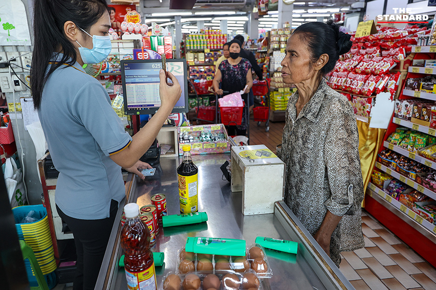 ประชาชนต่อคิวใช้สิทธิ์โครงการไทยช่วยไทย พลัส ที่ซูเปอร์มาร์เก็ต 5