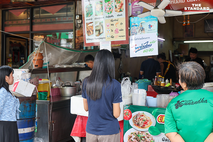ประชาชนกำลังจับจ่ายซื้อสินค้าและอาหารในตลาดชุมชนวันแรกของโครงการไทยช่วยไทย พลัส 5