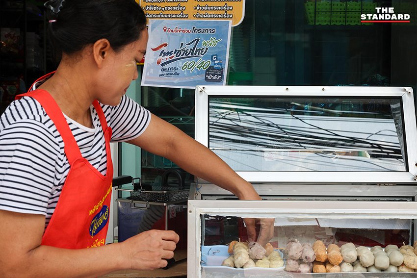 ประชาชนกำลังจับจ่ายซื้อสินค้าและอาหารในตลาดชุมชนวันแรกของโครงการไทยช่วยไทย พลัส 8