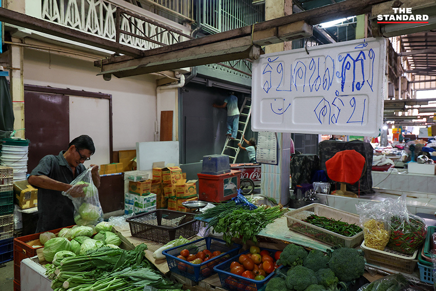 ประชาชนกำลังจับจ่ายซื้อสินค้าและอาหารในตลาดชุมชนวันแรกของโครงการไทยช่วยไทย พลัส 9