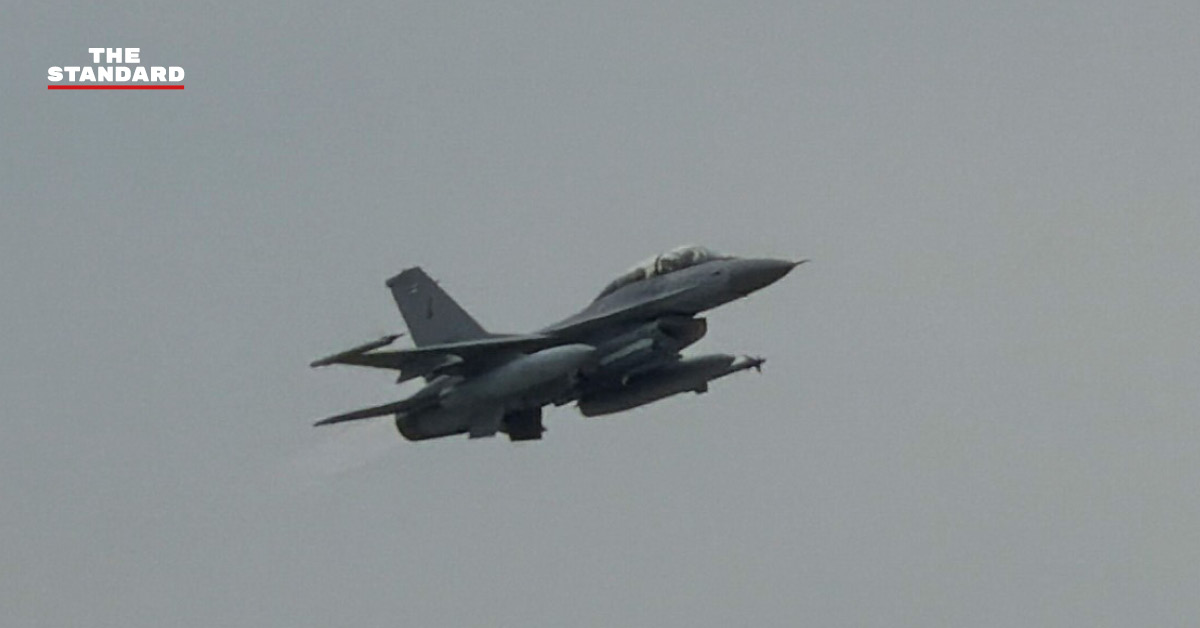 เครื่องบินขับไล่ F-16 ของกองทัพอากาศไทยกำลังบินในเวลากลางคืน