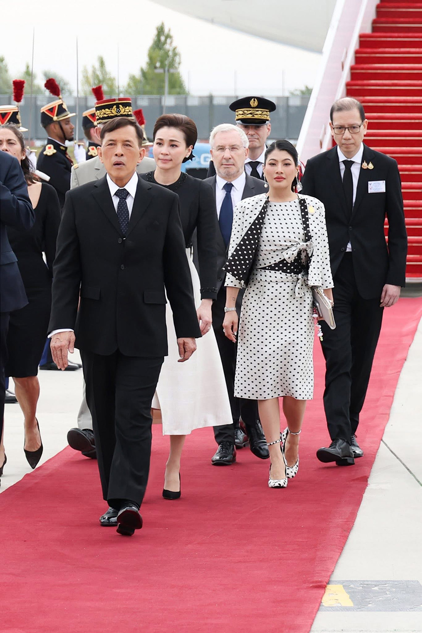 พระบาทสมเด็จพระเจ้าอยู่หัวและสมเด็จพระนางเจ้าฯ พระบรมราชินี เสด็จพระราชดำเนินถึงท่าอากาศยานนานาชาติปารีส-ออร์ลี สาธารณรัฐฝรั่งเศส โดยมีสมเด็จพระเจ้าลูกเธอ เจ้าฟ้าสิริวัณณวรี นารีรัตนราชกัญญา เฝ้ารับเสด็จ