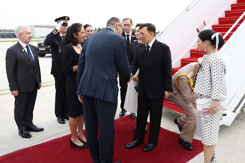 พระบาทสมเด็จพระเจ้าอยู่หัวและสมเด็จพระนางเจ้าฯ พระบรมราชินี เสด็จพระราชดำเนินถึงท่าอากาศยานนานาชาติปารีส-ออร์ลี สาธารณรัฐฝรั่งเศส โดยมีสมเด็จพระเจ้าลูกเธอ เจ้าฟ้าสิริวัณณวรี นารีรัตนราชกัญญา เฝ้ารับเสด็จ 1