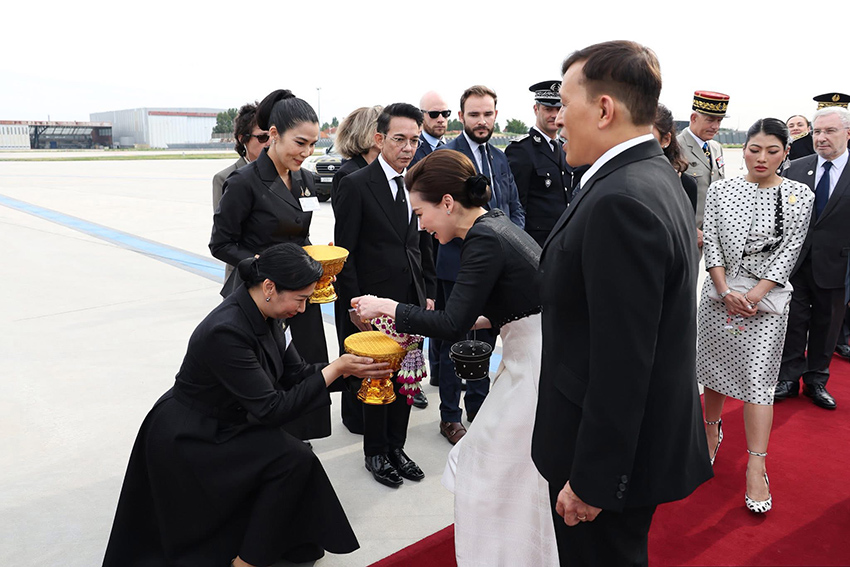พระบาทสมเด็จพระเจ้าอยู่หัวและสมเด็จพระนางเจ้าฯ พระบรมราชินี เสด็จพระราชดำเนินถึงท่าอากาศยานนานาชาติปารีส-ออร์ลี สาธารณรัฐฝรั่งเศส โดยมีสมเด็จพระเจ้าลูกเธอ เจ้าฟ้าสิริวัณณวรี นารีรัตนราชกัญญา เฝ้ารับเสด็จ 2