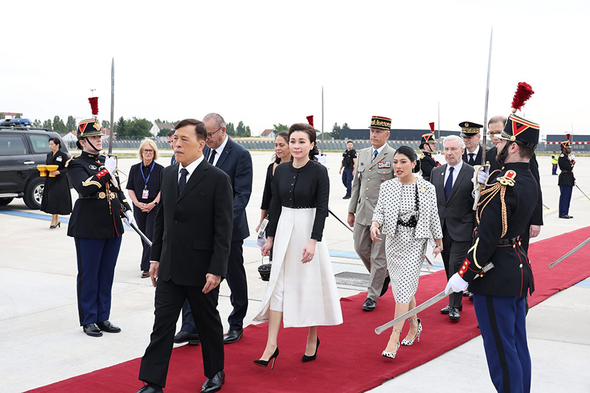 พระบาทสมเด็จพระเจ้าอยู่หัวและสมเด็จพระนางเจ้าฯ พระบรมราชินี เสด็จพระราชดำเนินถึงท่าอากาศยานนานาชาติปารีส-ออร์ลี สาธารณรัฐฝรั่งเศส โดยมีสมเด็จพระเจ้าลูกเธอ เจ้าฟ้าสิริวัณณวรี นารีรัตนราชกัญญา เฝ้ารับเสด็จ 3