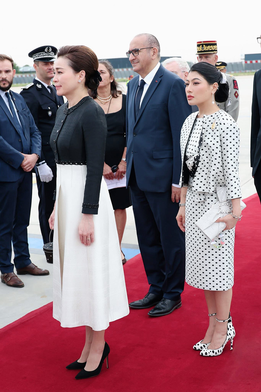 พระบาทสมเด็จพระเจ้าอยู่หัวและสมเด็จพระนางเจ้าฯ พระบรมราชินี เสด็จพระราชดำเนินถึงท่าอากาศยานนานาชาติปารีส-ออร์ลี สาธารณรัฐฝรั่งเศส โดยมีสมเด็จพระเจ้าลูกเธอ เจ้าฟ้าสิริวัณณวรี นารีรัตนราชกัญญา เฝ้ารับเสด็จ 4