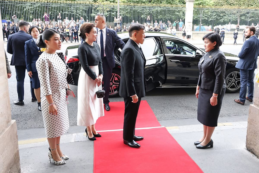พระบาทสมเด็จพระเจ้าอยู่หัวและสมเด็จพระนางเจ้าฯ พระบรมราชินี เสด็จพระราชดำเนินถึงท่าอากาศยานนานาชาติปารีส-ออร์ลี สาธารณรัฐฝรั่งเศส โดยมีสมเด็จพระเจ้าลูกเธอ เจ้าฟ้าสิริวัณณวรี นารีรัตนราชกัญญา เฝ้ารับเสด็จ 5