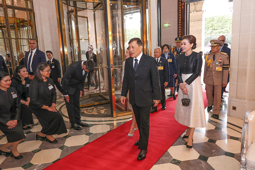 พระบาทสมเด็จพระเจ้าอยู่หัวและสมเด็จพระนางเจ้าฯ พระบรมราชินี เสด็จพระราชดำเนินถึงท่าอากาศยานนานาชาติปารีส-ออร์ลี สาธารณรัฐฝรั่งเศส โดยมีสมเด็จพระเจ้าลูกเธอ เจ้าฟ้าสิริวัณณวรี นารีรัตนราชกัญญา เฝ้ารับเสด็จ 7