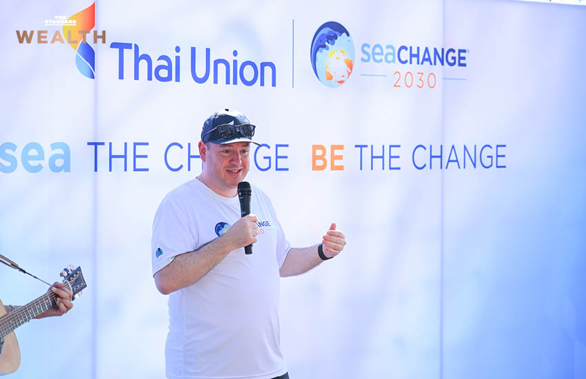 พนักงานไทยยูเนี่ยนและอาสาสมัครกำลังเก็บขยะพลาสติกริมชายฝั่ง 7