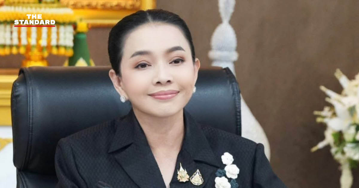 มือถือธนบัตรไทย แสดงถึงการอัดฉีดเงินทุนเข้ากองทุนหมู่บ้าน